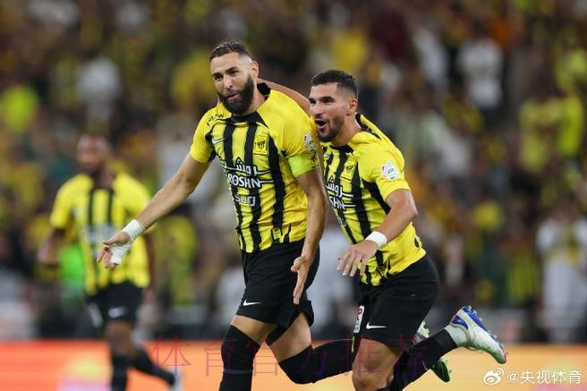 门将巨大失误皇马笑纳大礼 本泽马20米外吊门得手 门将巨大失误皇马笑纳大礼 本泽马20米外吊门得手