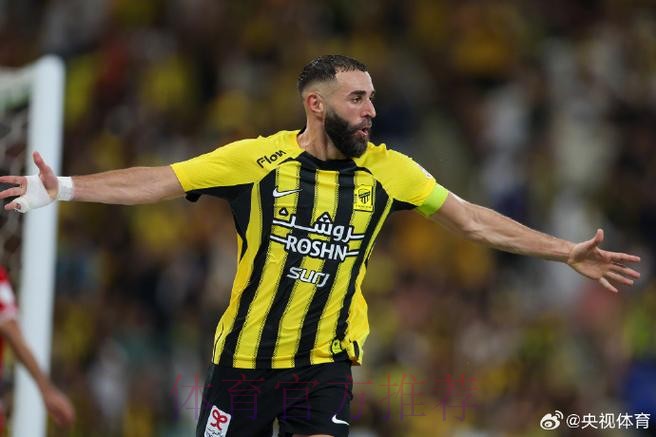 门将巨大失误皇马笑纳大礼 本泽马20米外吊门得手 门将巨大失误皇马笑纳大礼 本泽马20米外吊门得手