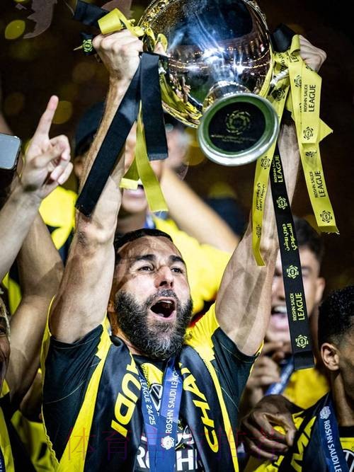 本泽马疑回应争议:狗在叫的时候 我在继续前进